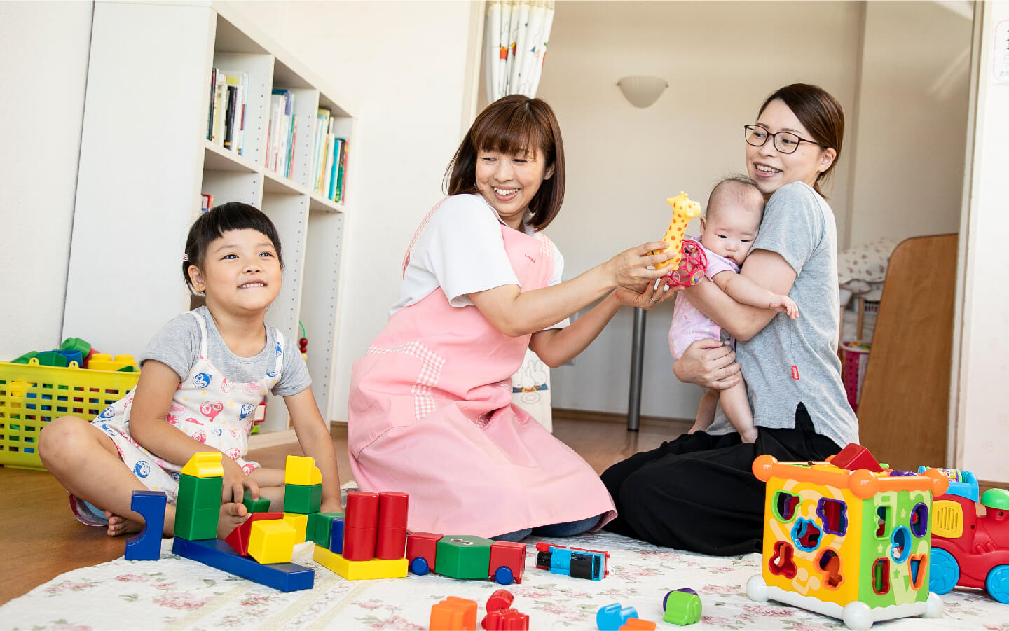 赤ちゃん・子供と遊ぶ女性